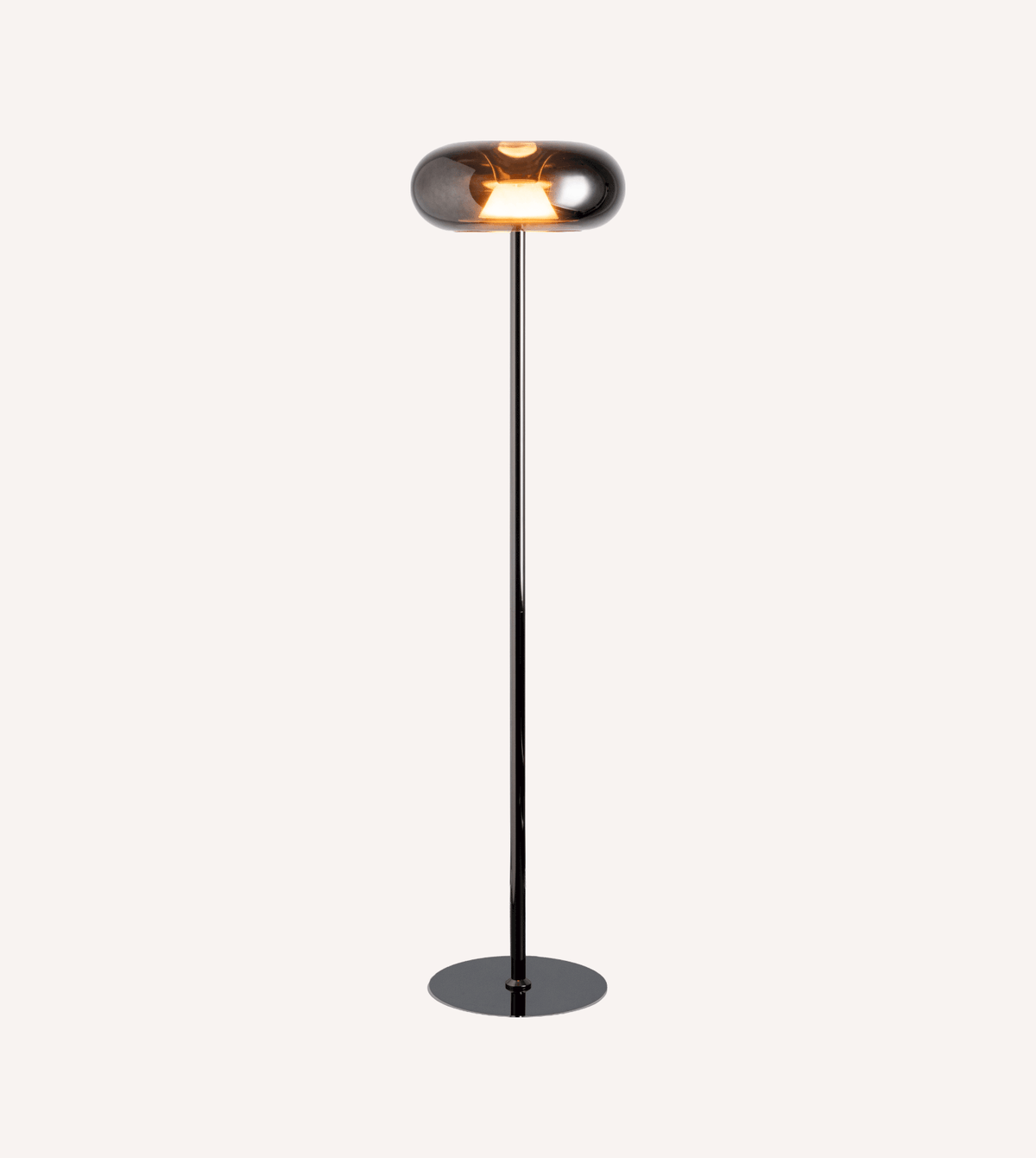 LED-Stehlampe AURELIO in Schwarz-Chrom, freigestellt