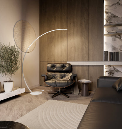 Icarus Bogenlampe im Wohnzimmer