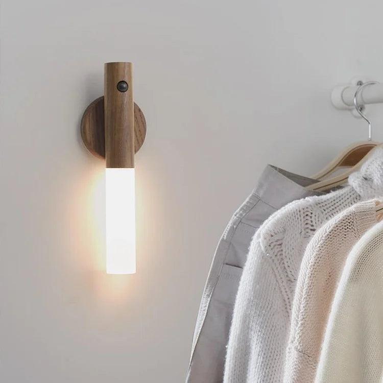 Bewegungsmelder Lampe | LED Lampe mit Warmweißem Licht & USB-Akku | Elegantes Holzdesign für Gemütlichkeit und Komfort 2