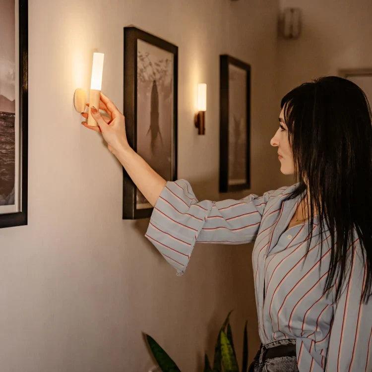 Bewegungsmelder Lampe | LED Lampe mit Warmweißem Licht & USB-Akku | Elegantes Holzdesign für Gemütlichkeit und Komfort 5
