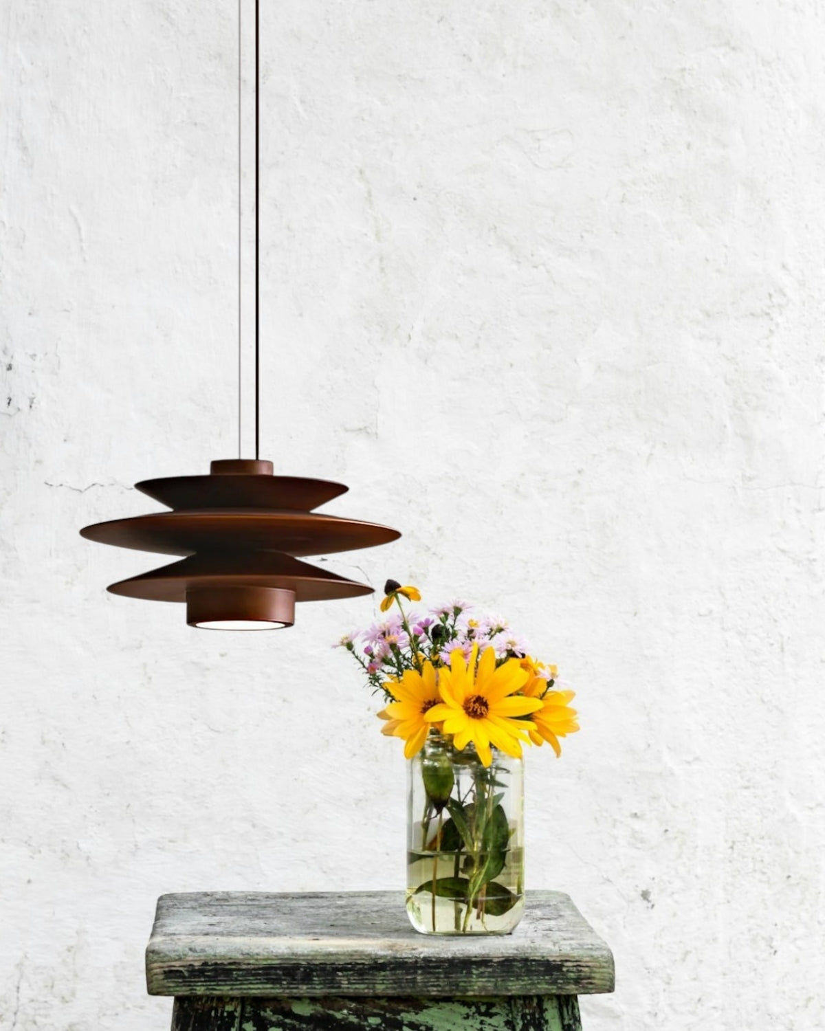 Elegante Pendelleuchte aus Walnussholz mit modernem Design für stilvolle Beleuchtung 2