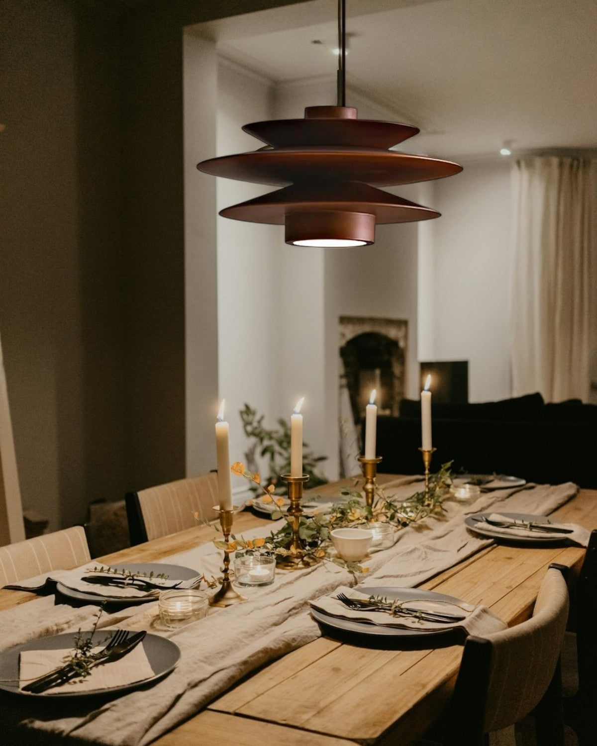 Elegante Pendelleuchte aus Walnussholz mit modernem Design für stilvolle Beleuchtung 4