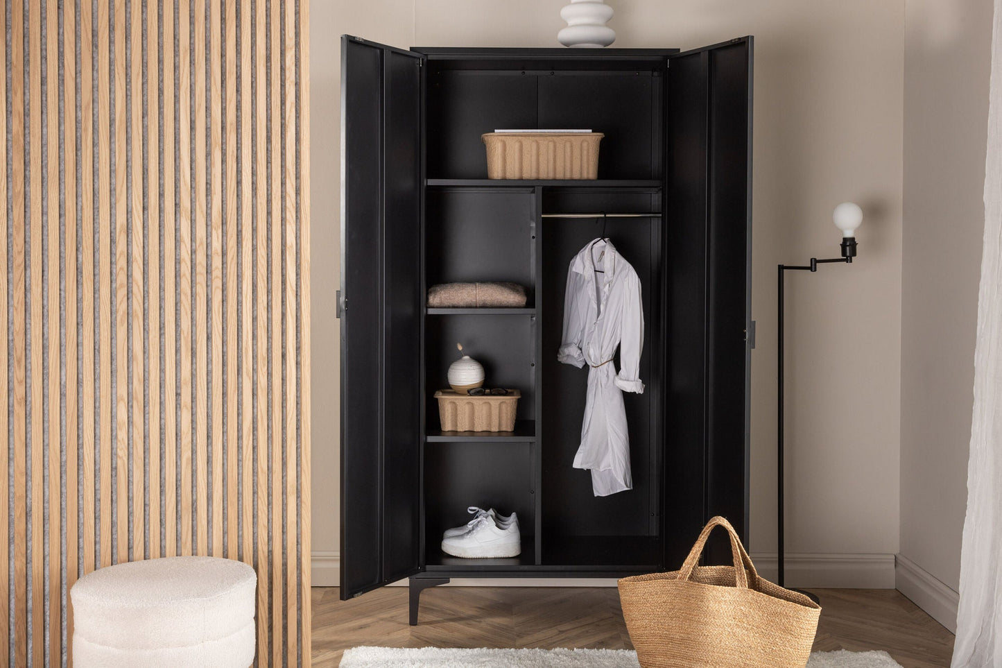 Eleganter Kleiderschrank Piring | Moderner Stauraum mit 4 Einlegeböden | Robuster Stahl für Stil und Funktionalität 1