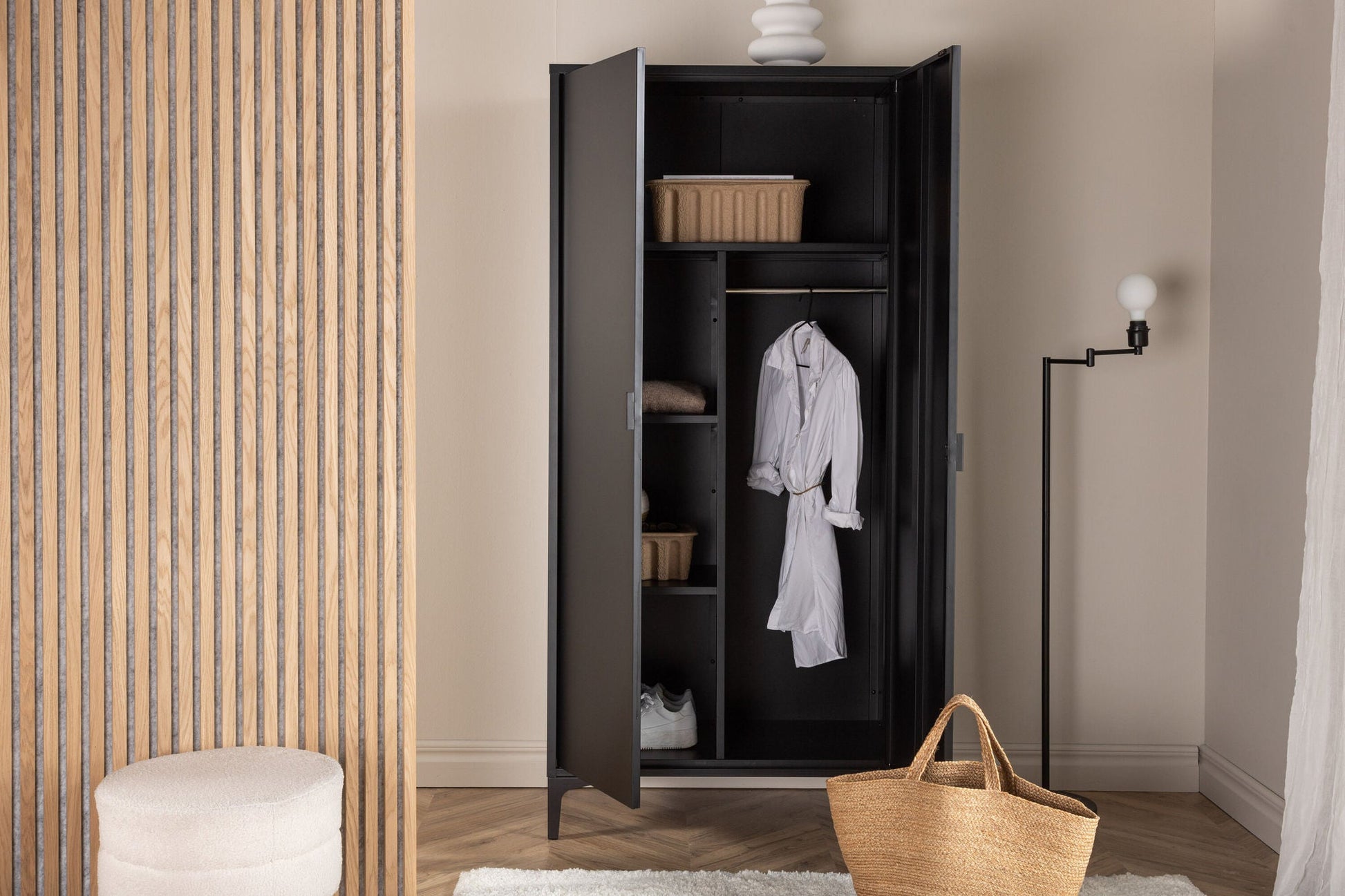 Eleganter Kleiderschrank Piring | Moderner Stauraum mit 4 Einlegeböden | Robuster Stahl für Stil und Funktionalität 2