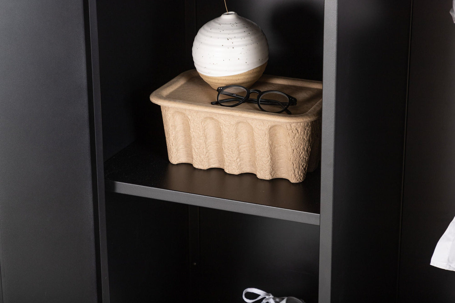 Eleganter Kleiderschrank Piring | Moderner Stauraum mit 4 Einlegeböden | Robuster Stahl für Stil und Funktionalität 4