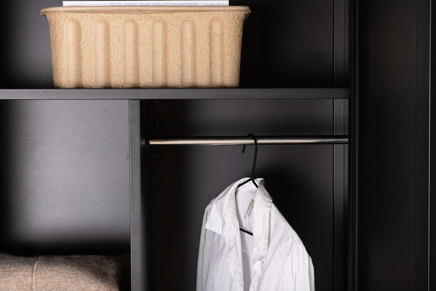 Eleganter Kleiderschrank Piring | Moderner Stauraum mit 4 Einlegeböden | Robuster Stahl für Stil und Funktionalität 5