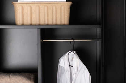 Eleganter Kleiderschrank Piring | Moderner Stauraum mit 4 Einlegeböden | Robuster Stahl für Stil und Funktionalität 5