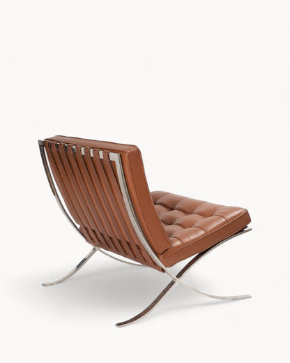 Eleganter Loungesessel mit Hocker aus Mikrofaser-Leder und Chromrahmen für höchsten Komfort 1