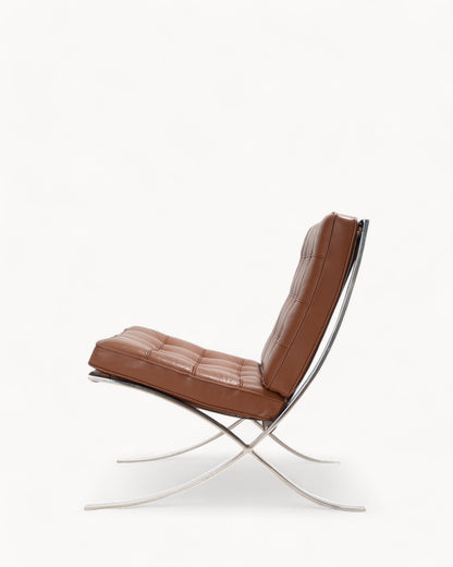 Eleganter Loungesessel mit Hocker aus Mikrofaser-Leder und Chromrahmen für höchsten Komfort 2