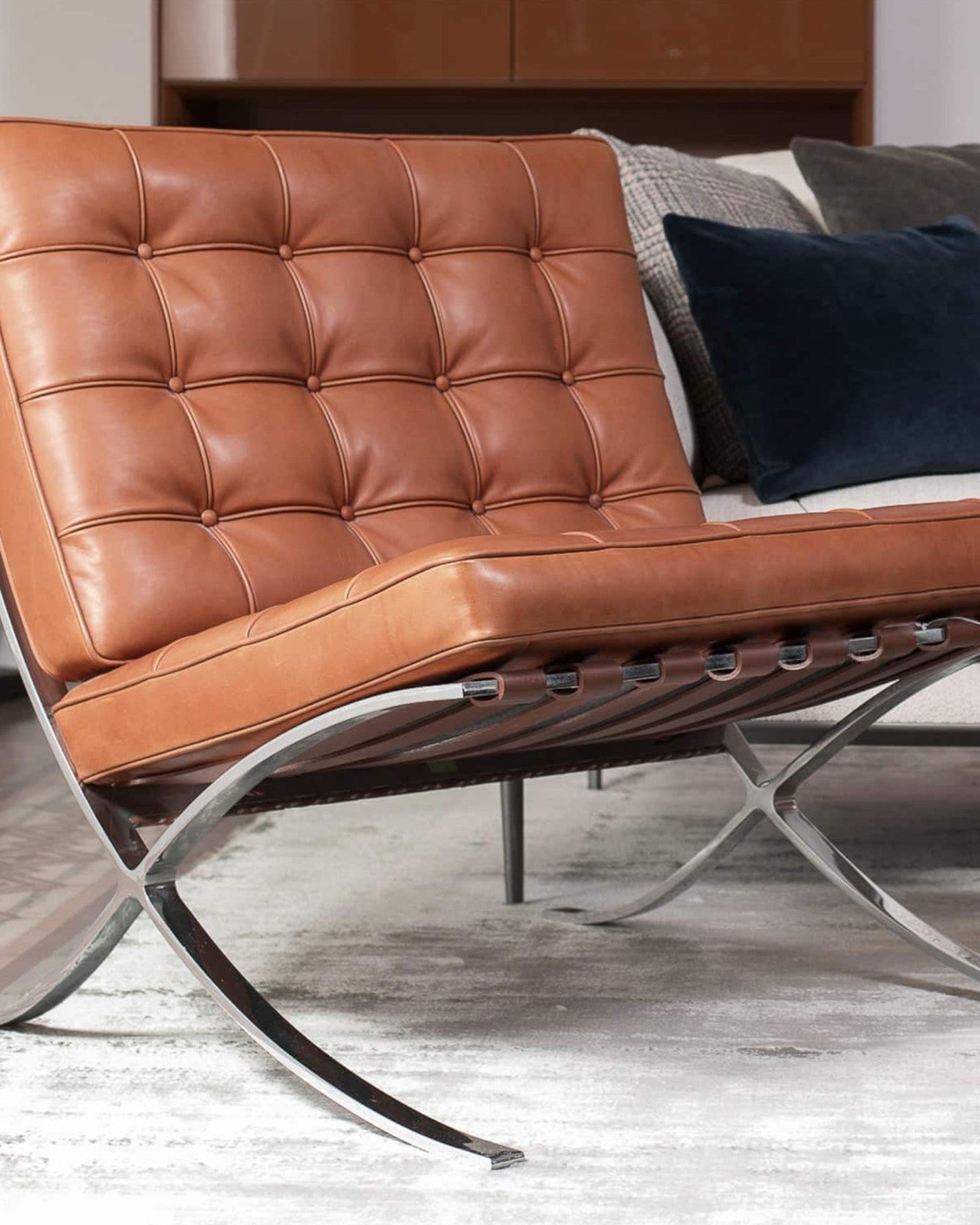 Eleganter Loungesessel mit Hocker aus Mikrofaser-Leder und Chromrahmen für höchsten Komfort 3