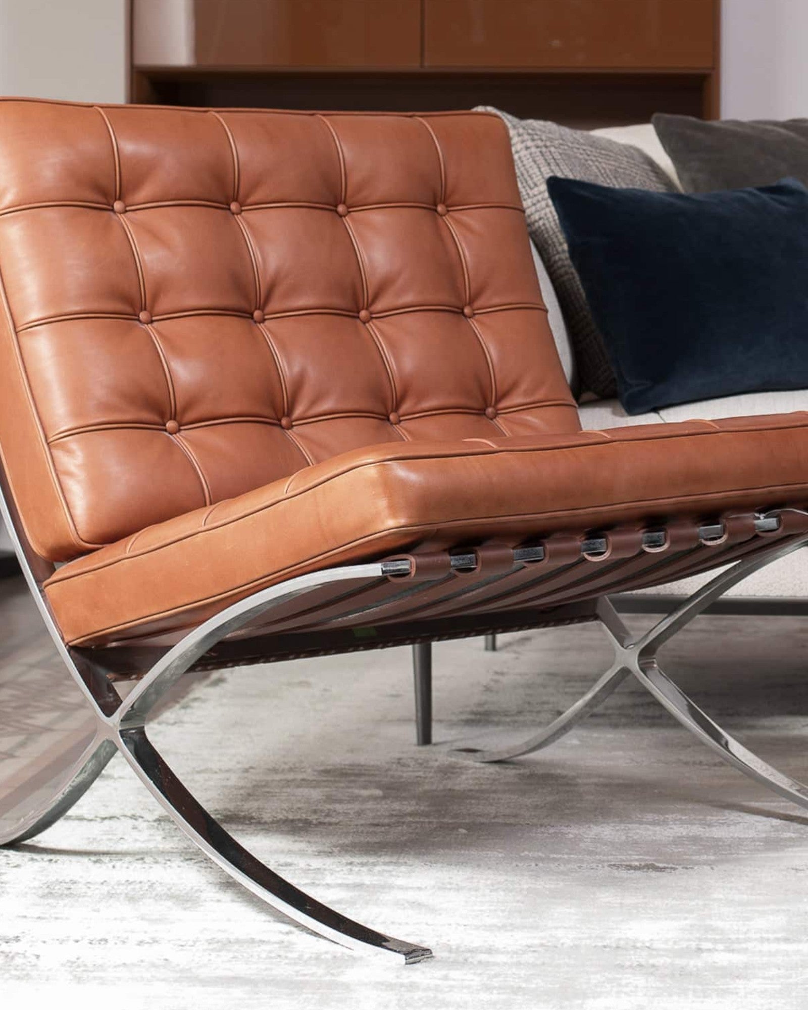 Eleganter Loungesessel mit Hocker aus Mikrofaser-Leder und Chromrahmen für höchsten Komfort 3