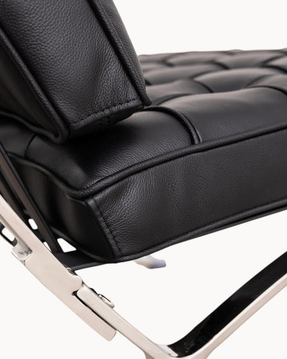 Eleganter Loungesessel mit Hocker aus Mikrofaser-Leder und Chromrahmen für höchsten Komfort 6