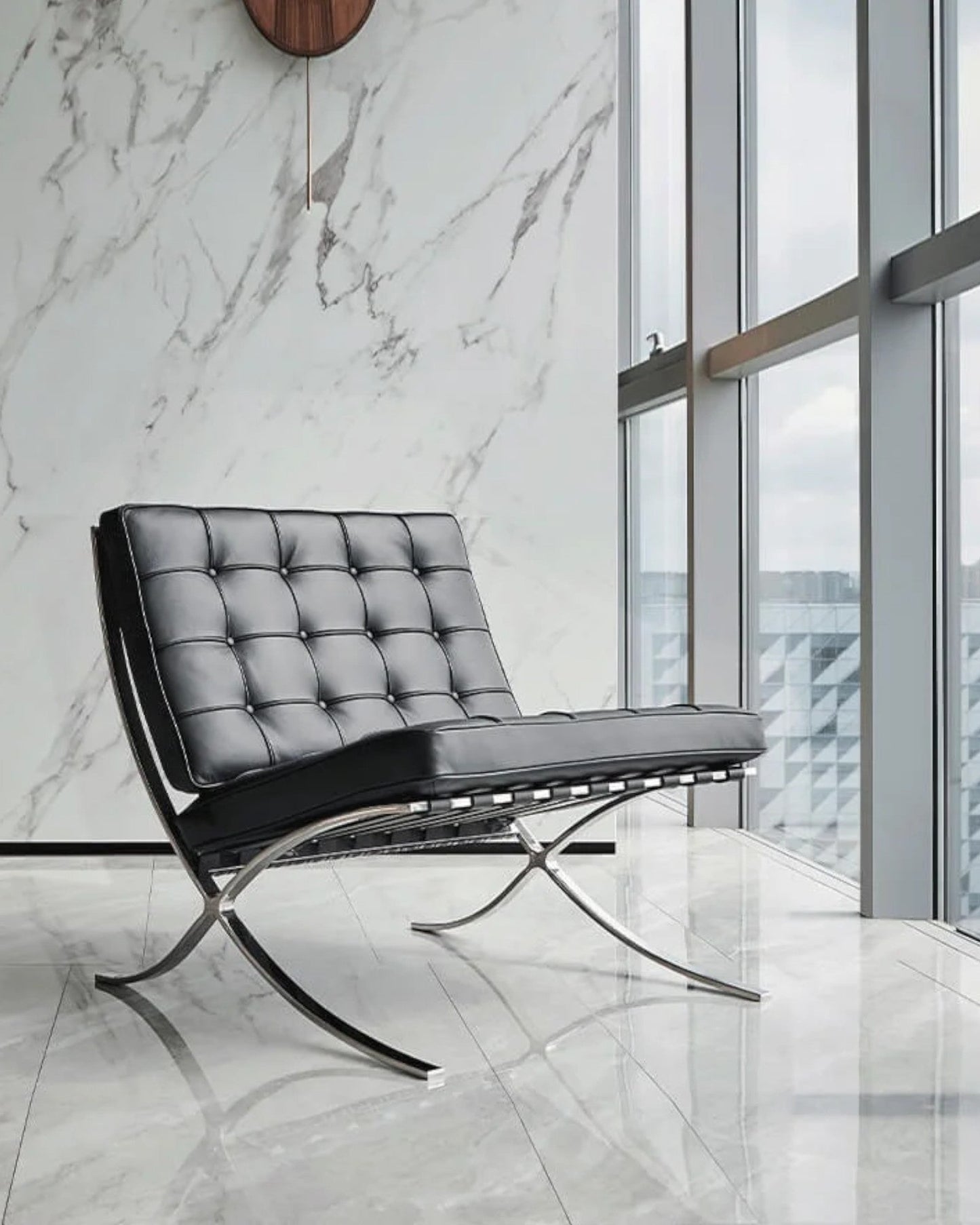 Eleganter Loungesessel mit Hocker aus Mikrofaser-Leder und Chromrahmen für höchsten Komfort 7
