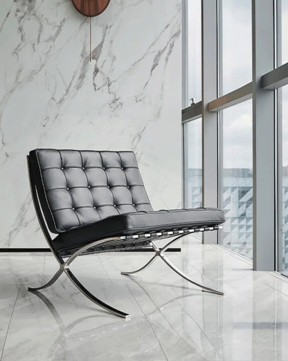 Eleganter Loungesessel mit Hocker aus Mikrofaser-Leder und Chromrahmen für höchsten Komfort 7