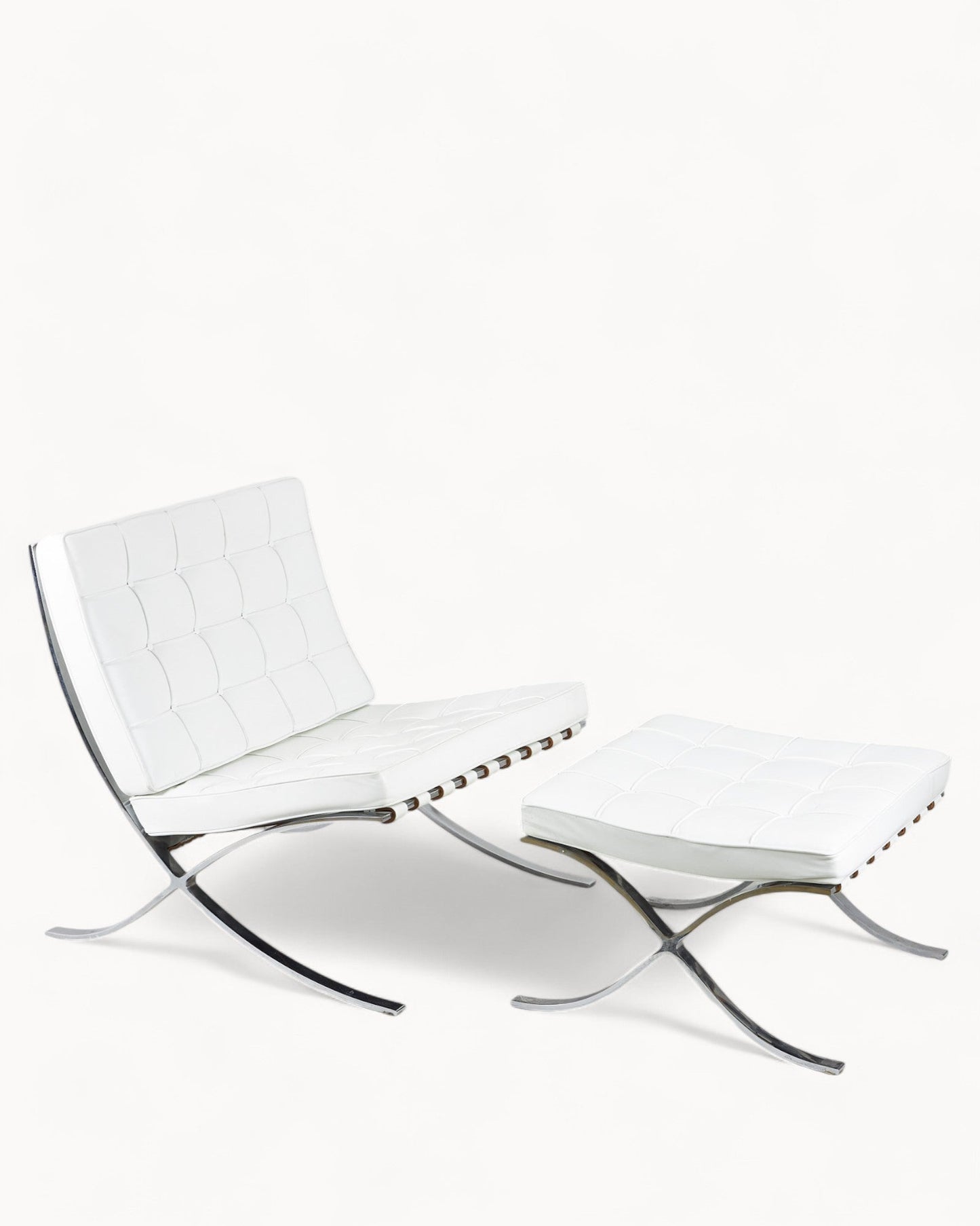 Eleganter Loungesessel mit Hocker aus Mikrofaser-Leder und Chromrahmen für höchsten Komfort 9