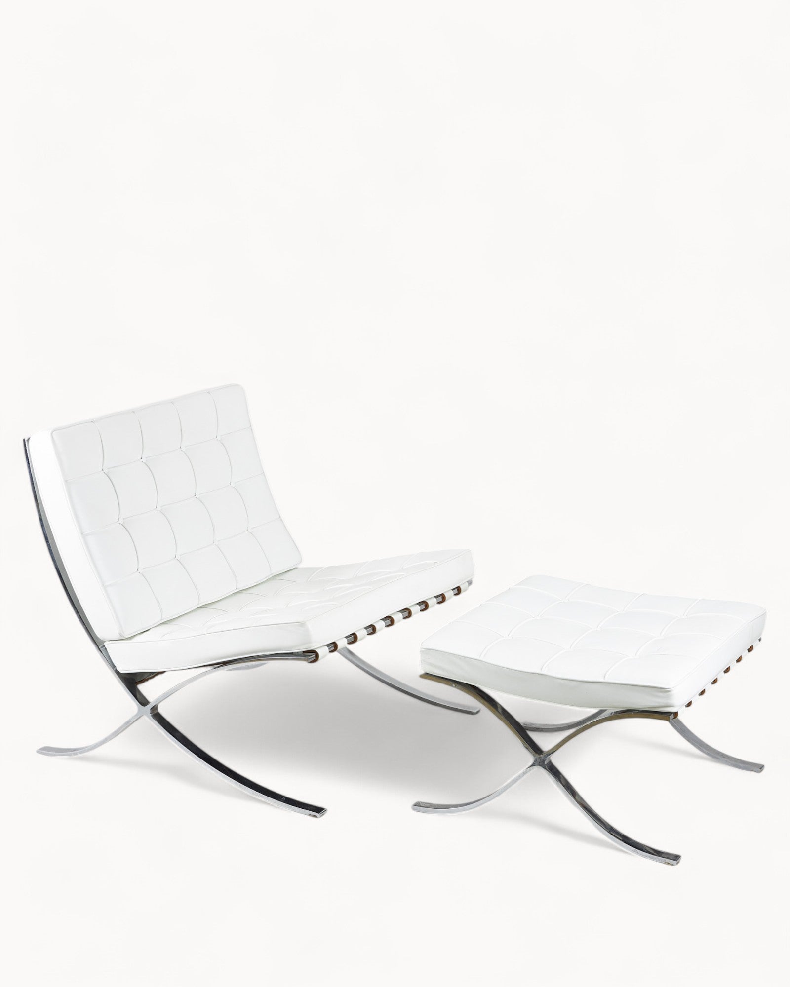 Eleganter Loungesessel mit Hocker aus Mikrofaser-Leder und Chromrahmen für höchsten Komfort 9