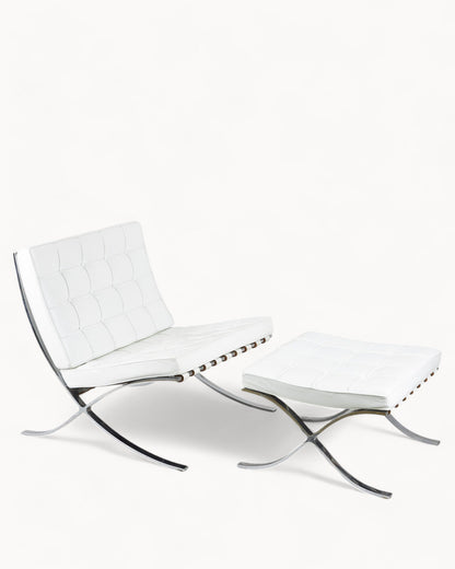 Eleganter Loungesessel mit Hocker aus Mikrofaser-Leder und Chromrahmen für höchsten Komfort 9