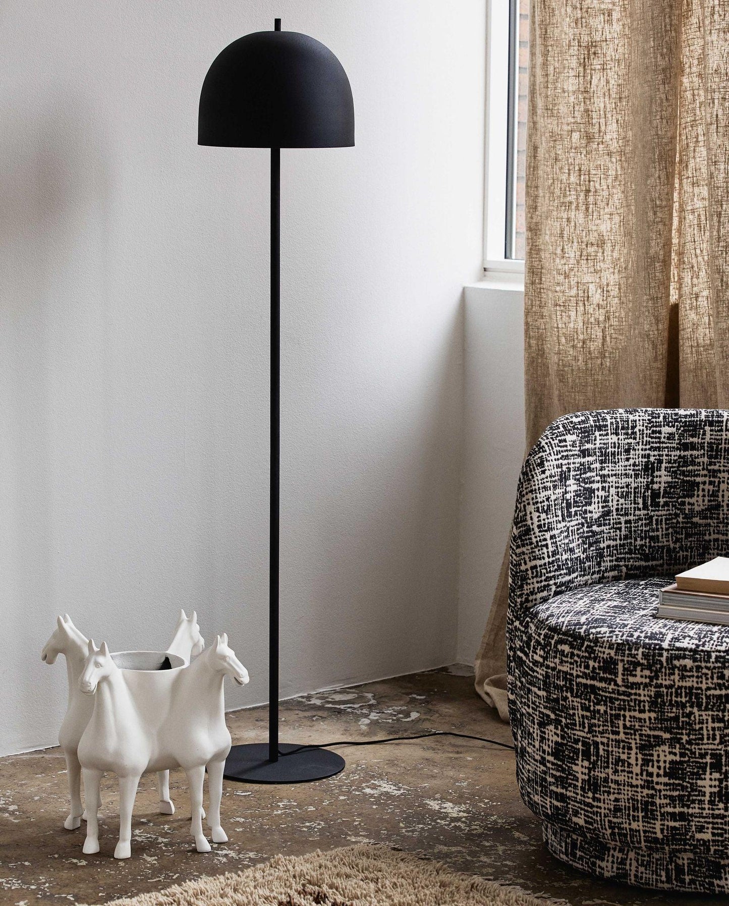 Glow | Stehlampe Schwarz mit Weißem Lampenschirm | Elegante Beleuchtung für Wohnzimmer 2
