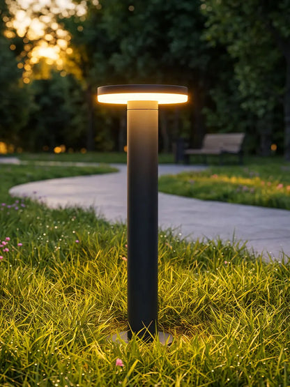 Terra LED-Rasenleuchte, Lifestyle-Ansicht im Garten