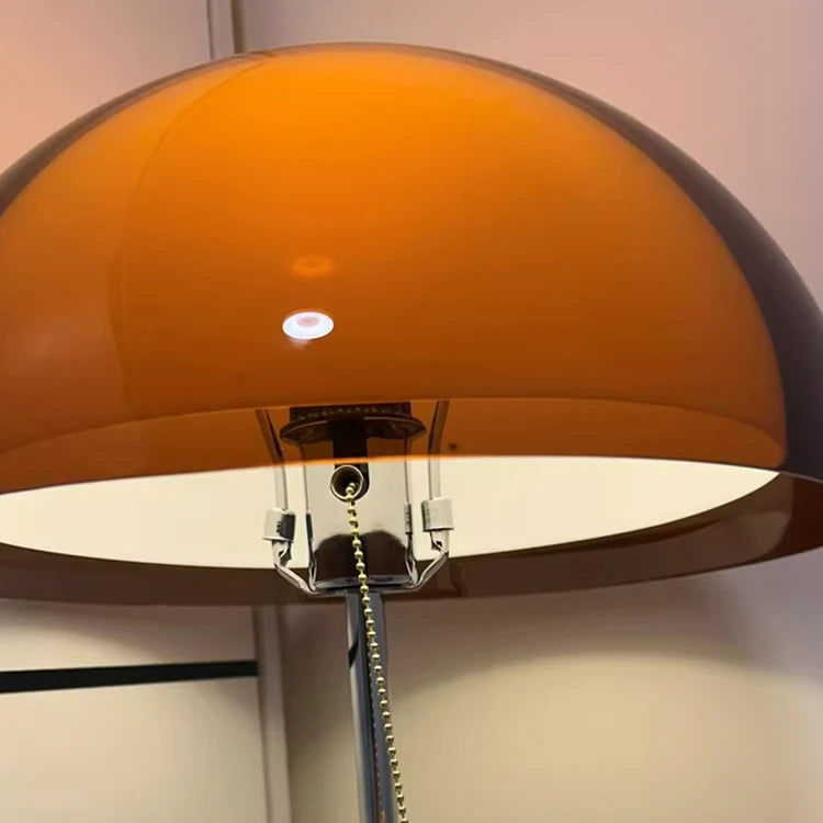 Ezra LED Stehlampe mit Acryl-Kuppelschirm in Bernstein