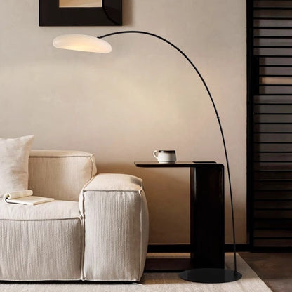 Nova LED Bogenlampe über einem Sofa im Wohnzimmer