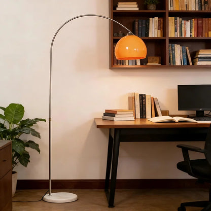 Nico LED Stehlampe aus Eisen mit höhenverstellbarem Design