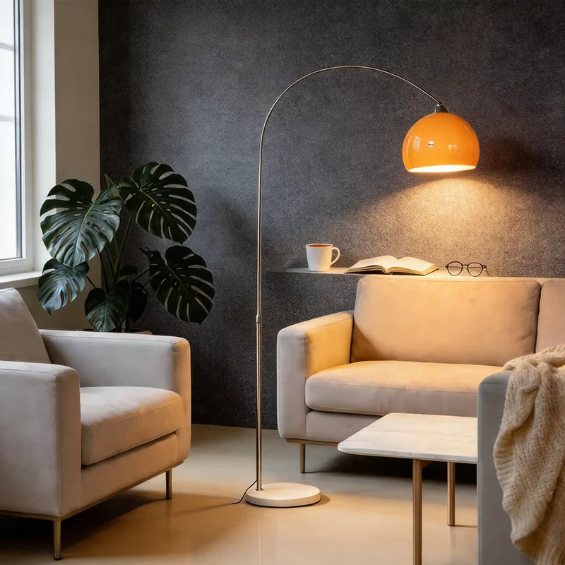 Nico LED Stehlampe aus Eisen mit höhenverstellbarem Design