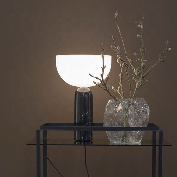 Talia LED Nachttischlampe aus Marmor-Optik mit Glasschirm