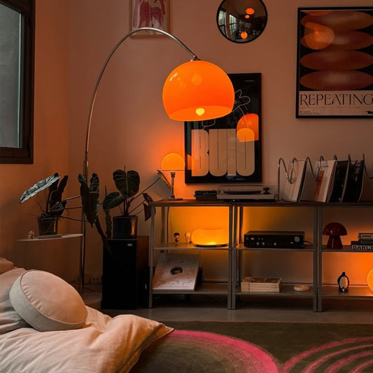 Nico LED Stehlampe aus Eisen mit höhenverstellbarem Design