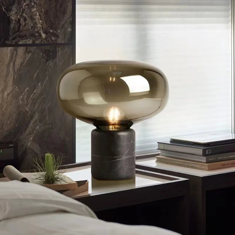 Enzo LED Tischlampe beleuchtet