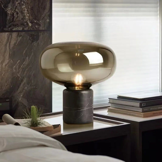 Enzo LED Tischlampe beleuchtet