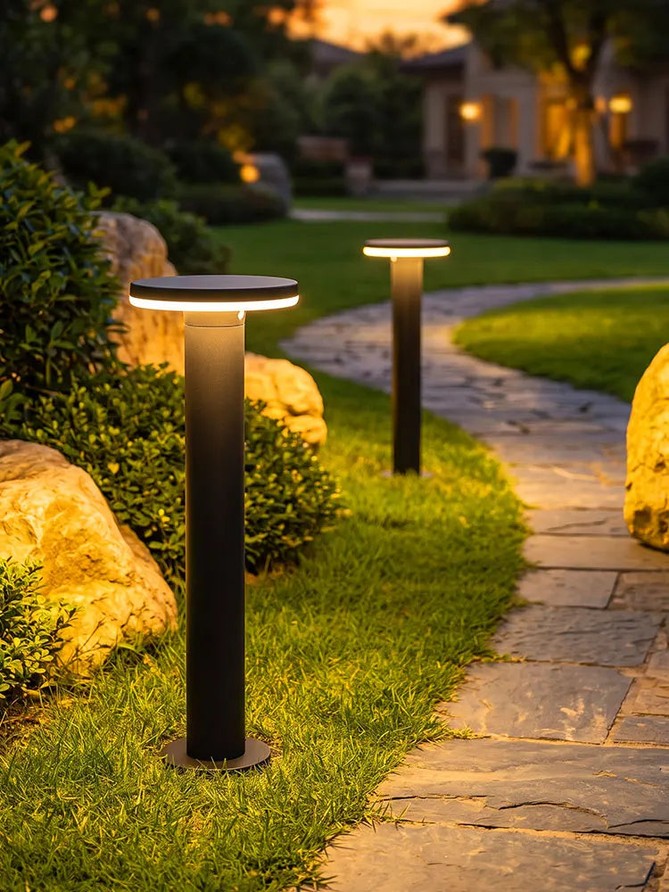 Terra LED-Rasenleuchten entlang eines Gartenwegs am Abend