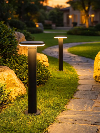 Terra LED-Rasenleuchten entlang eines Gartenwegs am Abend