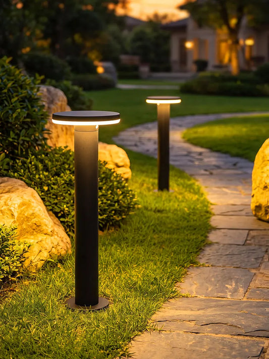 Terra LED-Rasenleuchten entlang eines Gartenwegs am Abend