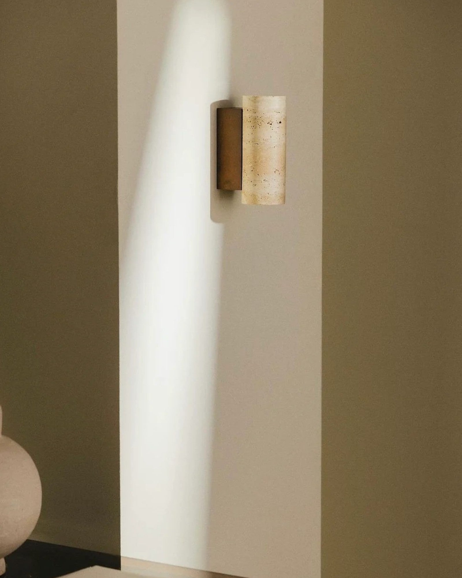 Lumina Stone | Wandleuchte Innen aus Travertin mit Holzfuß | Stilvolle Beleuchtung für Elegante Räume 1