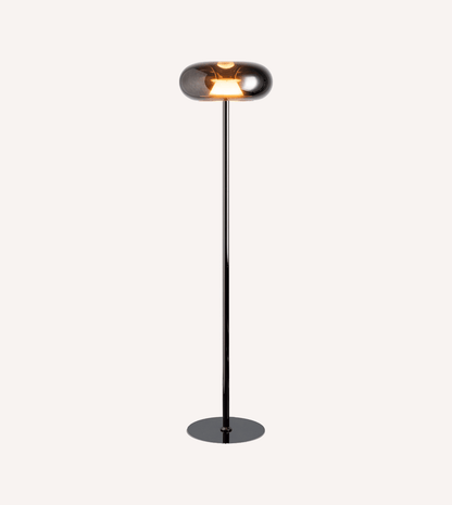 LED-Stehlampe AURELIO in Schwarz-Chrom, freigestellt