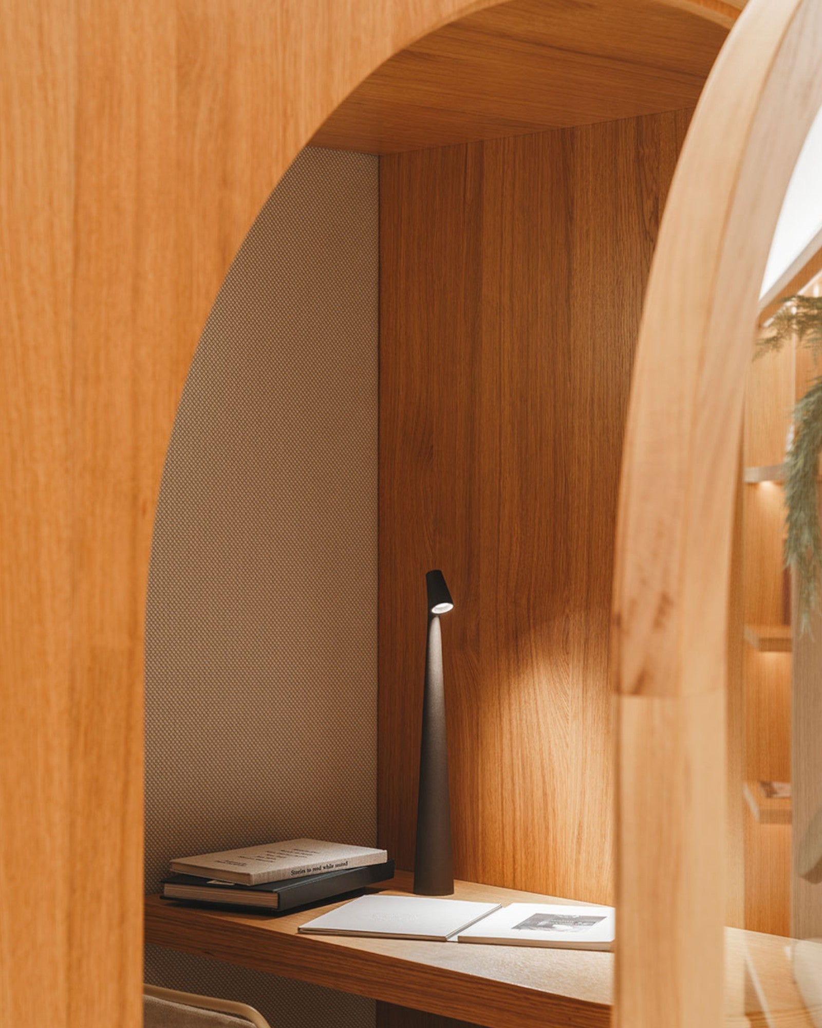 Moderne Tischlampe | Touch-Steuerung mit 3 Helligkeitsstufen | Elegante Aluminiumleuchte für vielseitige Beleuchtung 4