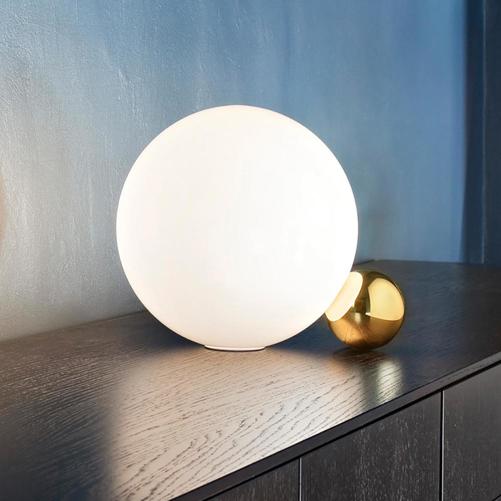 Moderne Tischlampe | Weiße Globe-Tischleuchte mit Goldsockel | Elegantes Design für Stil und Atmosphäre 0