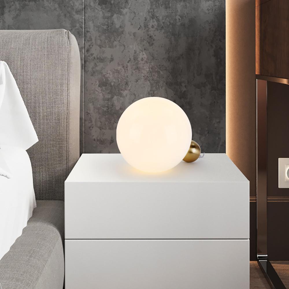 Moderne Tischlampe | Weiße Globe-Tischleuchte mit Goldsockel | Elegantes Design für Stil und Atmosphäre 1