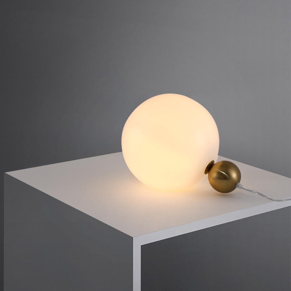 Moderne Tischlampe | Weiße Globe-Tischleuchte mit Goldsockel | Elegantes Design für Stil und Atmosphäre 2