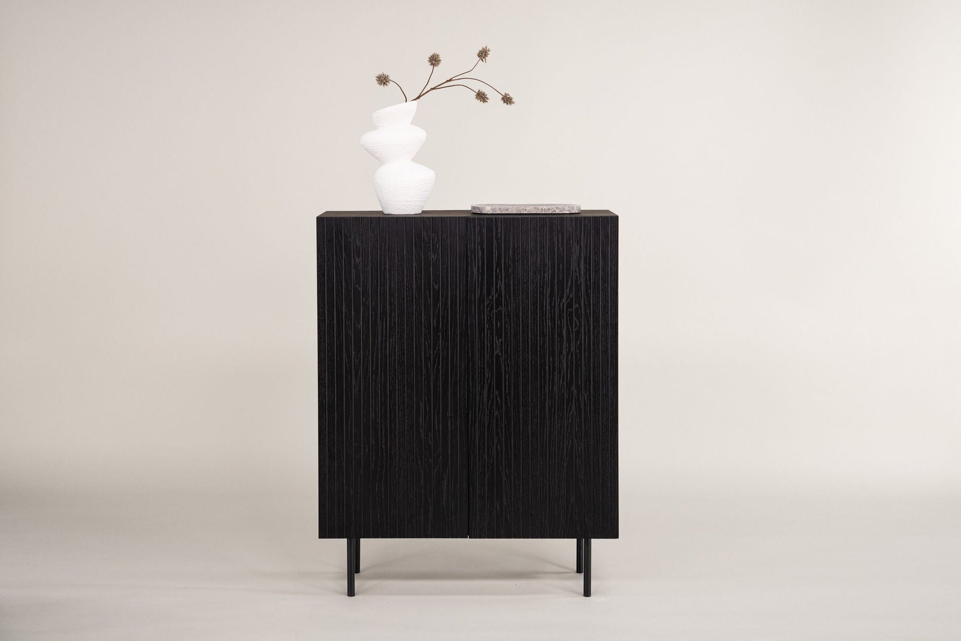 Skandinavisches Highboard Schwarz mit Praktischem Stauraum für Elegante Wohnräume 1