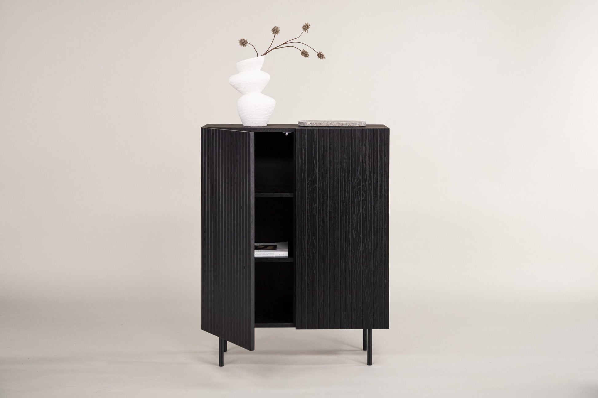 Skandinavisches Highboard Schwarz mit Praktischem Stauraum für Elegante Wohnräume 2